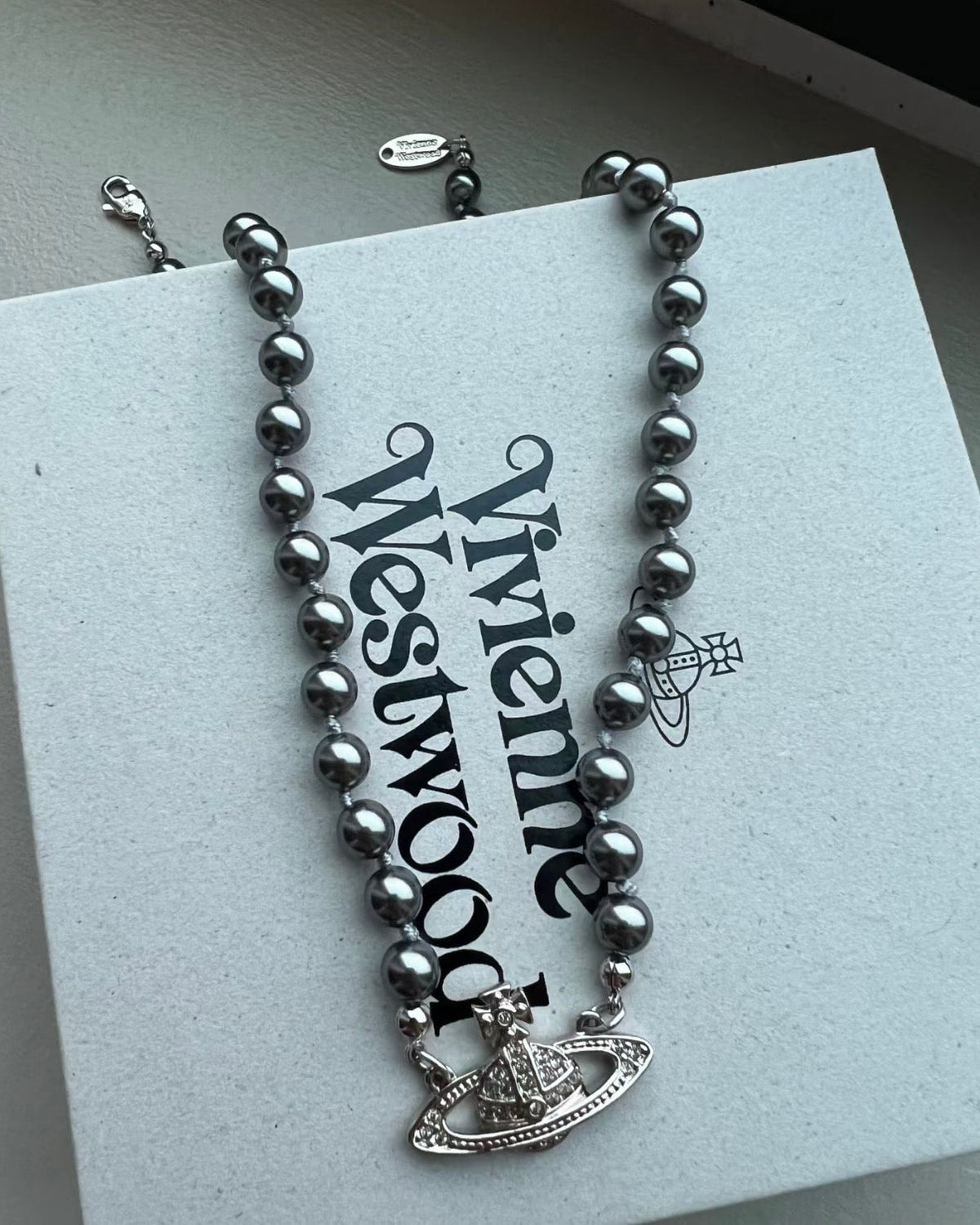 Vivienne Westwood Mini Bas Relief Pearl Choker пј»2026жњЂж–°NANAжљ—й»‘зЃ°!]