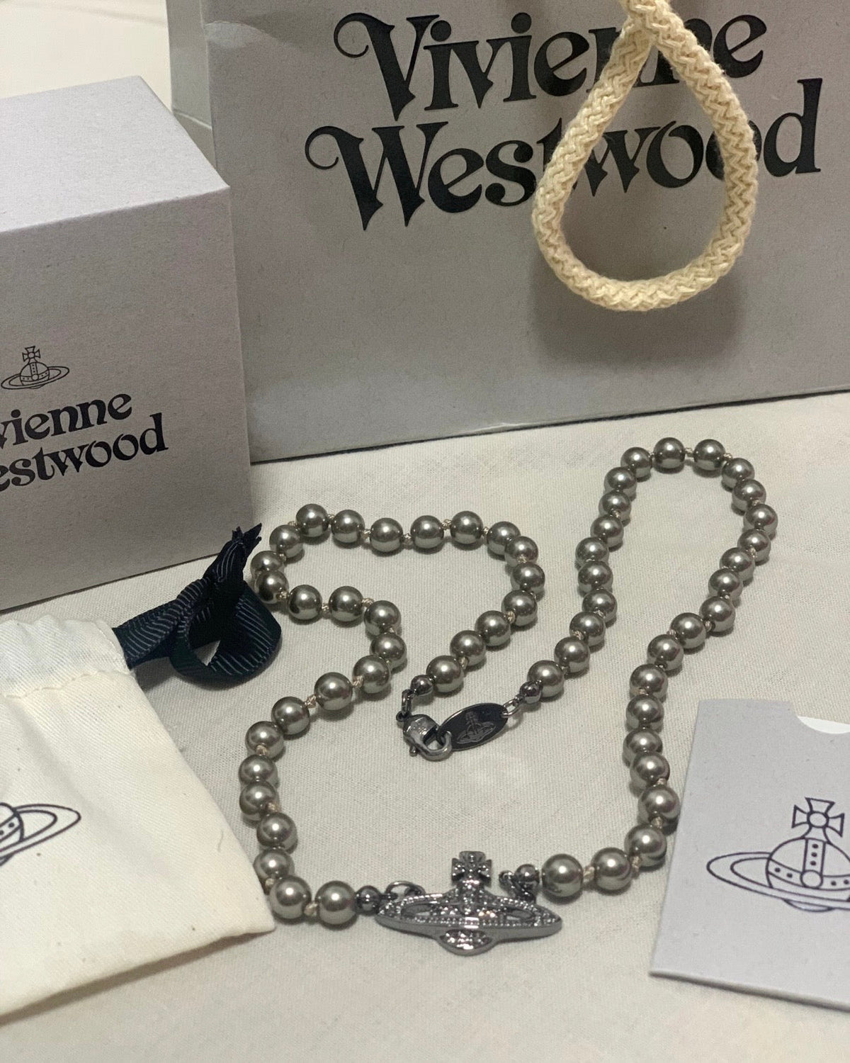 Vivienne Westwood Mini Bas Relief Pearl Choker пј»2026жњЂж–°NANAжљ—й»‘зЃ°!]