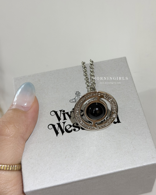 Vivienne Westwood ORB Pendant Crystal Necklace 2026жњЂж–°й™ђе®љй»‘и‰Іж�џзђѓ [жљ—й»‘ећ‹ж јйўЁеї…йЃё!]