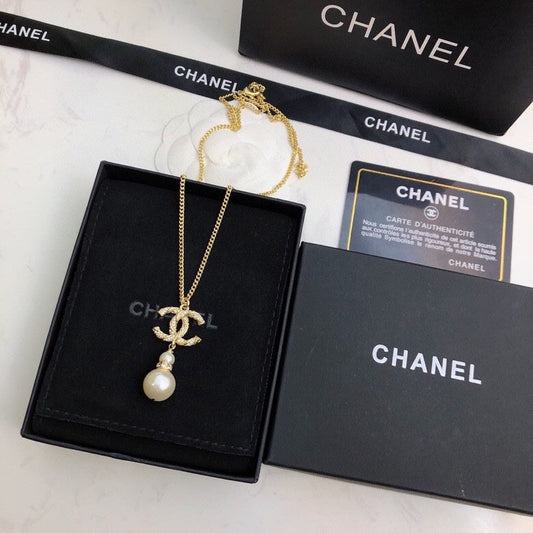 CHANEL 26S CHANEL CC LOGO CRYSTAL PEARL DROP PENDANT NECKLACE IN GOLD METAL 633316