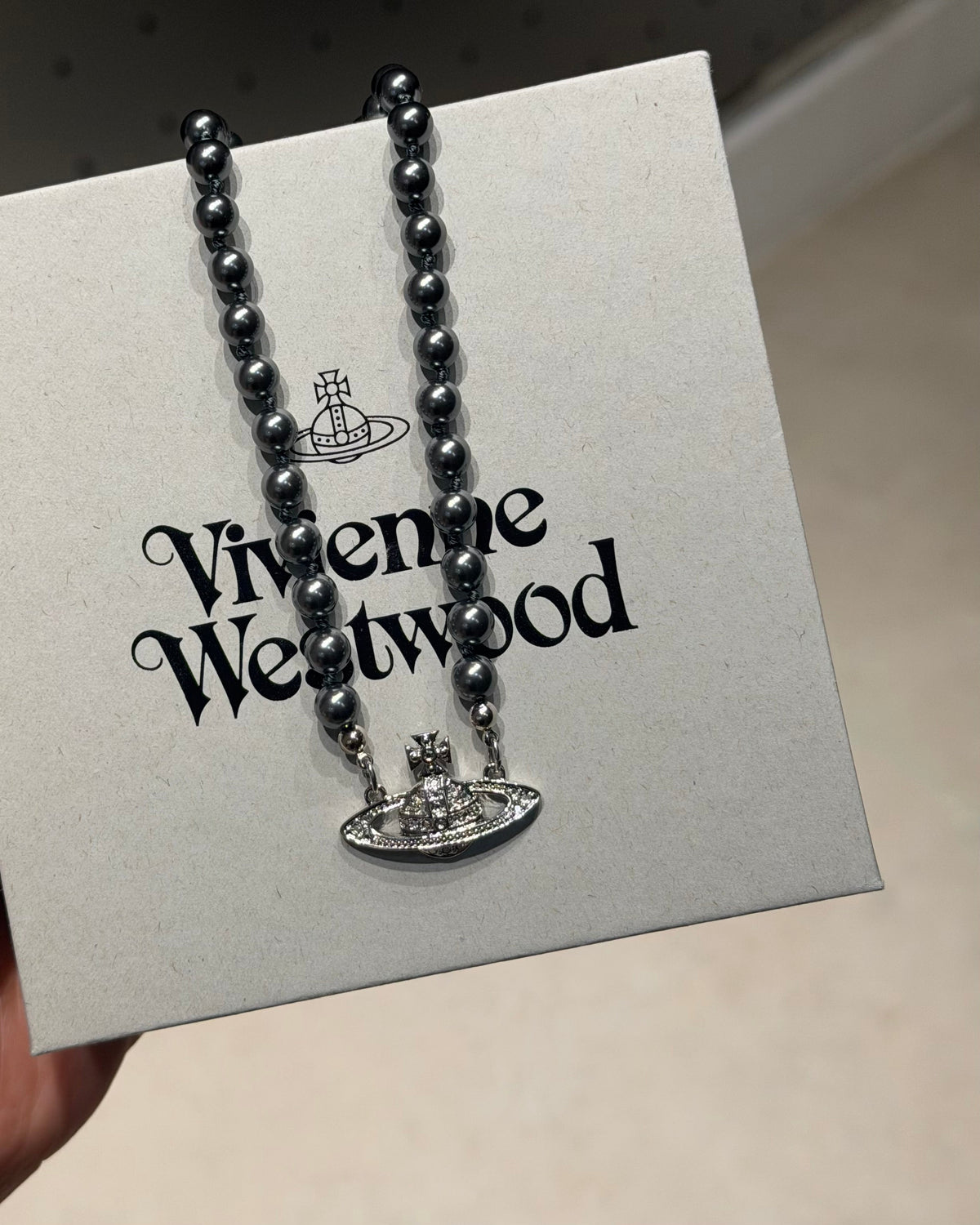Vivienne Westwood Mini Bas Relief Pearl Choker пј»2026жњЂж–°NANAжљ—й»‘зЃ°!]