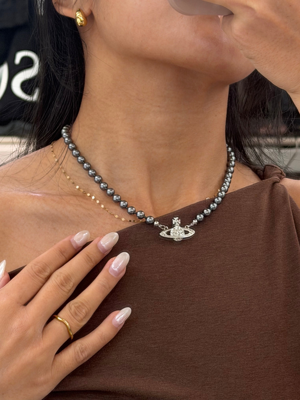 Vivienne Westwood Mini Bas Relief Pearl Choker пј»2026жњЂж–°NANAжљ—й»‘зЃ°!]