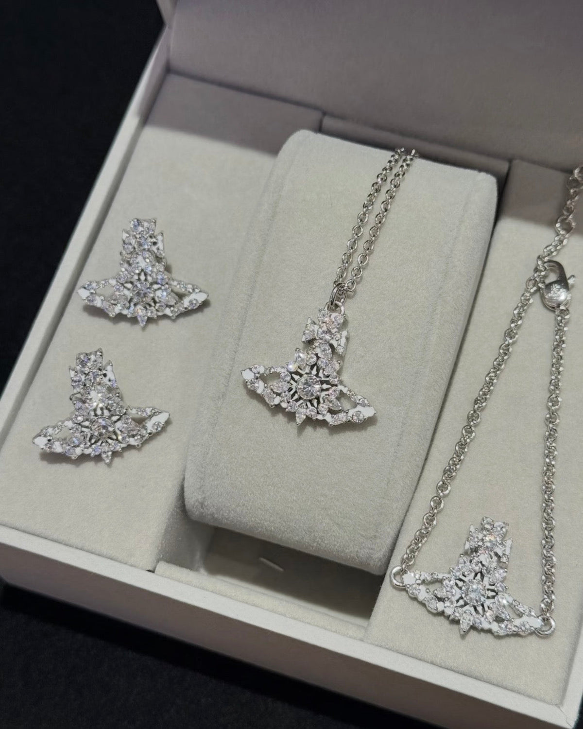 Vivienne Westwood Mariette Necklace жњЂж–°й›ЄиЉ±зі»е€— е†¬ж—Ґж„џж»їж»ї ж‰‹йЏ€й ёйЏ€иЂіз’°е…ЁеҐ—зЏѕиІЁ
