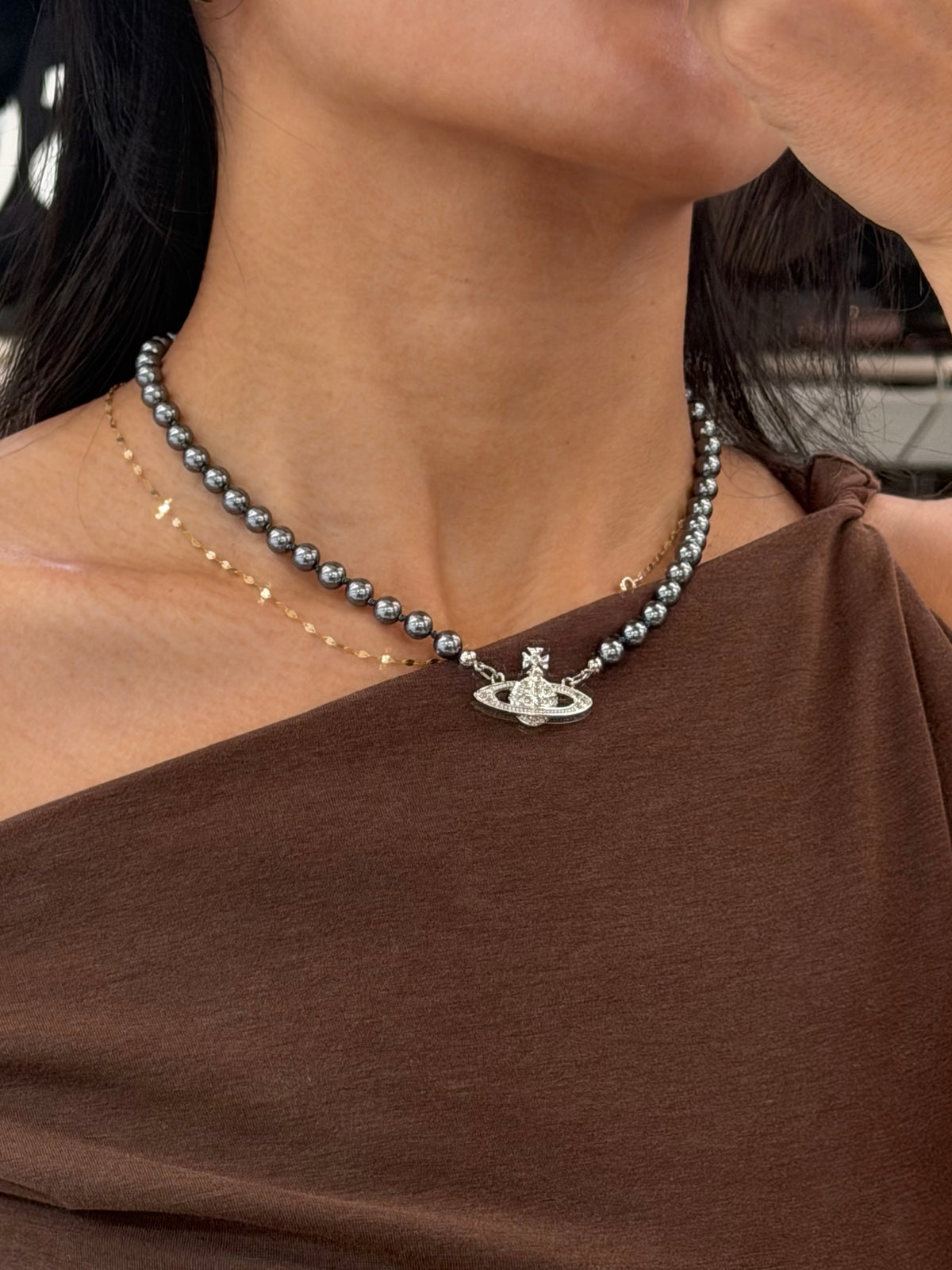 Vivienne Westwood Mini Bas Relief Pearl Choker пј»2026жњЂж–°NANAжљ—й»‘зЃ°!]
