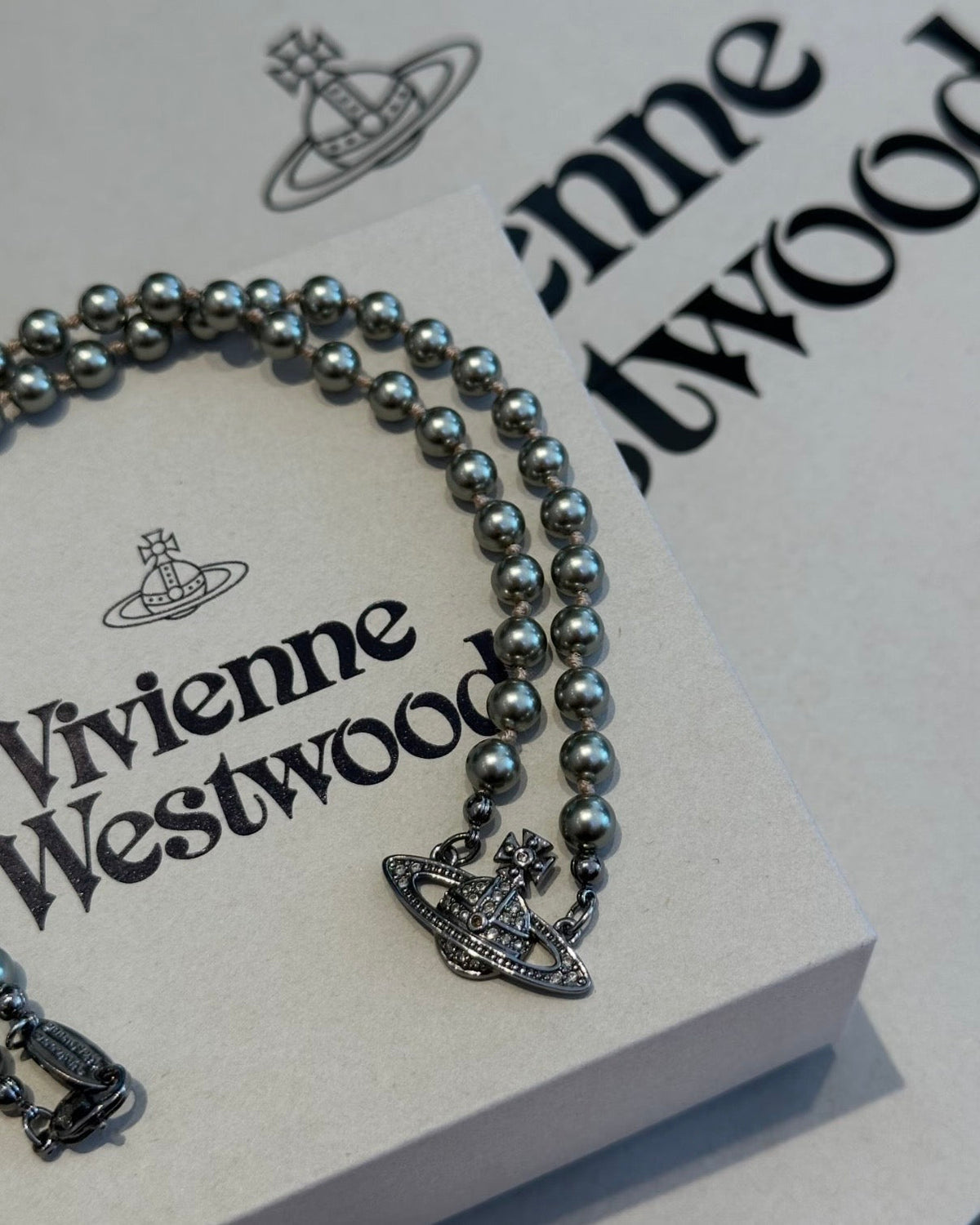 Vivienne Westwood Mini Bas Relief Pearl Choker пј»2026жњЂж–°NANAжљ—й»‘зЃ°!]