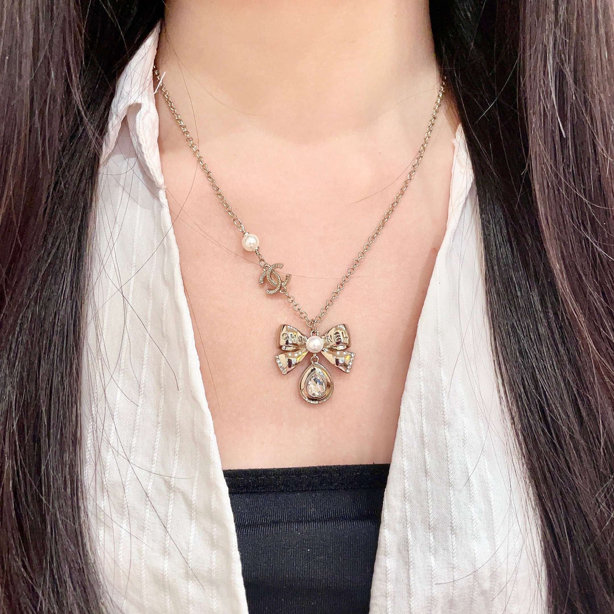CHANEL 26S DOUBLE C LOGO PEARL BOW & CRYSTAL DROP NECKLACE IN GOLD METAL 629884