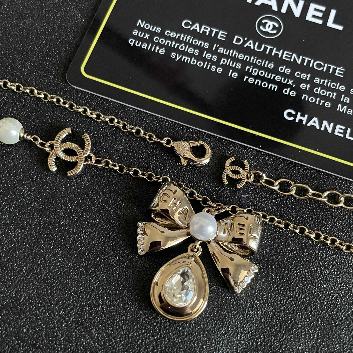 CHANEL 26S DOUBLE C LOGO PEARL BOW & CRYSTAL DROP NECKLACE IN GOLD METAL 629884